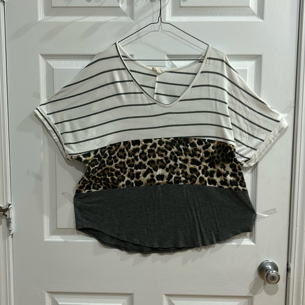 Women’s tee shirt 1 4 3 Story by Line Up.  Size Large soft and cute